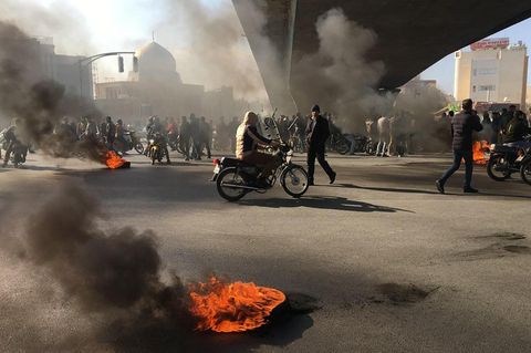 Proteste mit brennenden Reifen  in der iranischen Stadt Isfahan