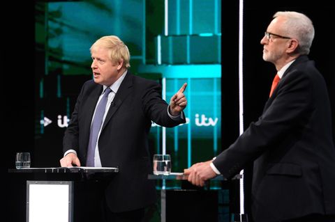 Boris Johnson zeigt auf Jeremy Corbyn während einer Debatte im britischen TV