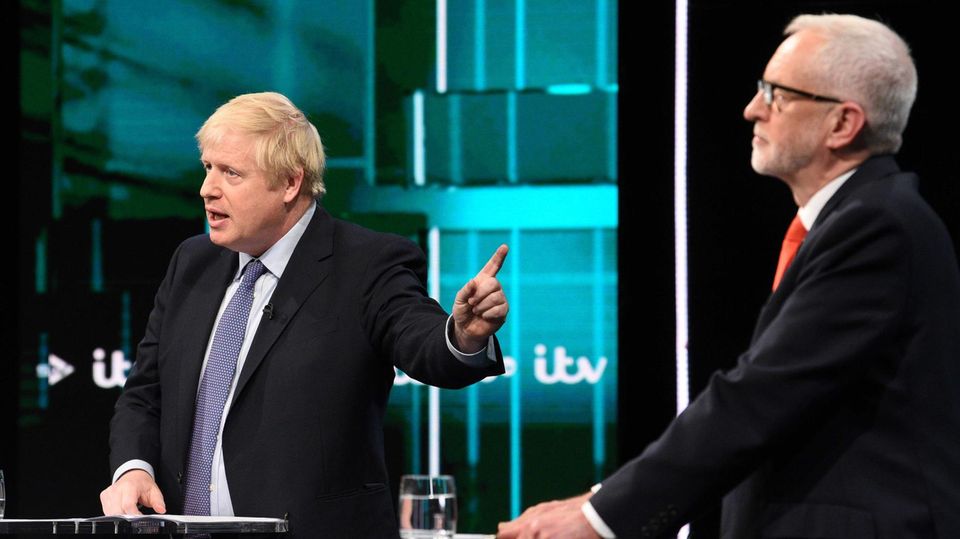 Boris Johnson zeigt auf Jeremy Corbyn während einer Debatte im britischen TV
