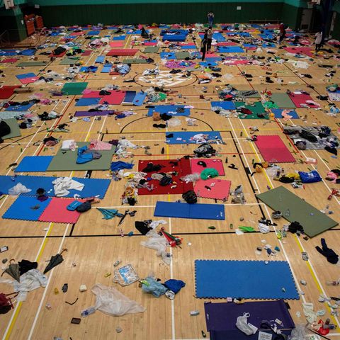 Schlafmatten, Müll und Kleidung liegen in einer Sporthalle der besetzten Hochschule