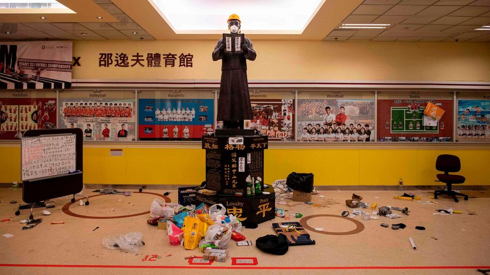 Müll liegt an einer Statue im Inneren der Hochschule in Hongkong Müll liegt an einer Statue im Inneren der Hochschule in Hongkong
