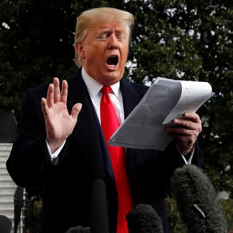 Donald Trump mit Notizen