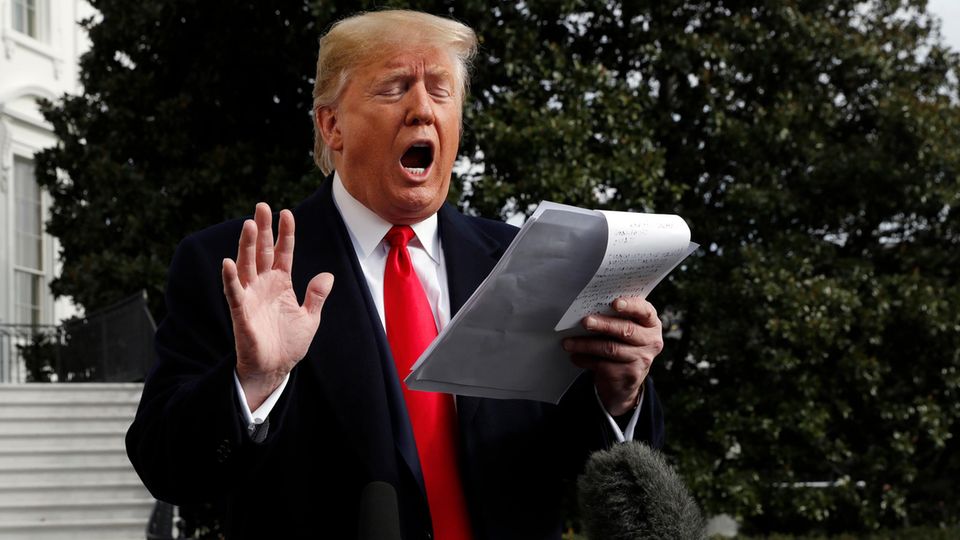 Donald Trump mit Notizen