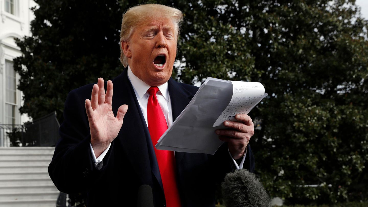Donald Trump mit Notizen