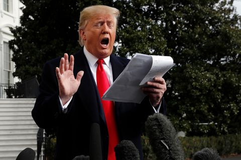 Donald Trump mit Notizen