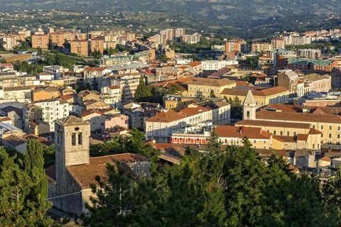 Ausblick vom Castello Monforte auf Campobasso in der Region Molise, Italien