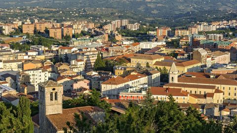 Ausblick vom Castello Monforte auf Campobasso in der Region Molise, Italien