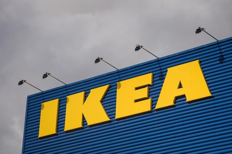 Der Ikea-Schriftzug an einem Möbelhaus