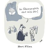Ein Mann mit Oberlippenbart sagt zu einer Dame mit Sektglas: "Ihr Führervergleich ehrt mich sehr!"