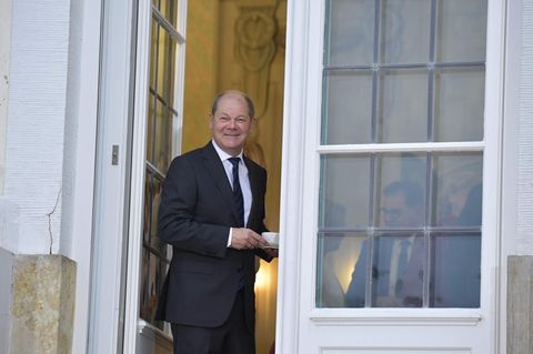 Vizekanzler Olaf Scholz schaut bei einer Pause während der Digitalklausur in Meseberg aus der Tür