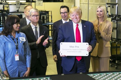 US-Präsident Donald Trump und Apple-Chef Tim Cook beim Besuch in einer Apple-Fabrik