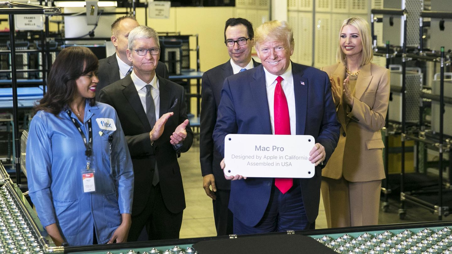 US-Präsident Donald Trump und Apple-Chef Tim Cook beim Besuch in einer Apple-Fabrik