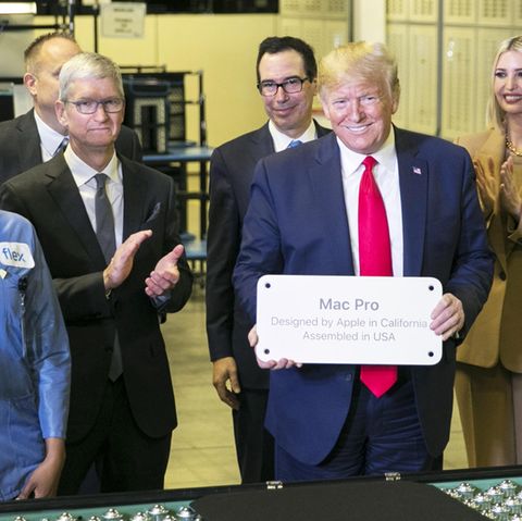 US-Präsident Donald Trump und Apple-Chef Tim Cook beim Besuch in einer Apple-Fabrik