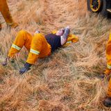 Von Hitze und Anstrengung erschöpft: Die Feuerwehrleute sind tagelang ohne Unterbrechung im Einsatz, um wenigstens das Schlimmste zu verhindern