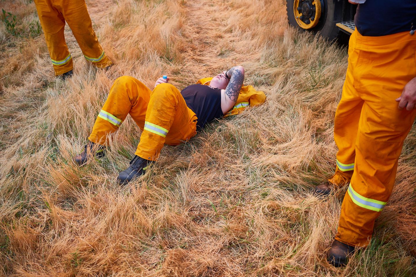 Von Hitze und Anstrengung erschöpft: Die Feuerwehrleute sind tagelang ohne Unterbrechung im Einsatz, um wenigstens das Schlimmste zu verhindern