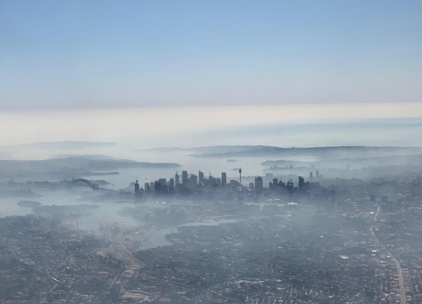 Selbst Syndey ist von den Bränden betroffen. Rauchschleier liegen über der Skyline der Millionenmetropole.