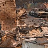 Hier war der Einsatz der Feuerwehrleute vergebens: Von diesem Haus in Old Bar steht nur noch der Kamin und auch der alte Jaguar daneben wurde vom Feuer völlig zerstört