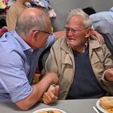 Trost vom höchsten Mann im Staat: Premierminister Scott Morrison (l.) umarmt in einem Evakuierungszentrum in Taree den 85 Jahre alten Owen Whalan, der wegen der Brände sein Zuhause verlassen musste