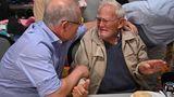 Trost vom höchsten Mann im Staat: Premierminister Scott Morrison (l.) umarmt in einem Evakuierungszentrum in Taree den 85 Jahre alten Owen Whalan, der wegen der Brände sein Zuhause verlassen musste