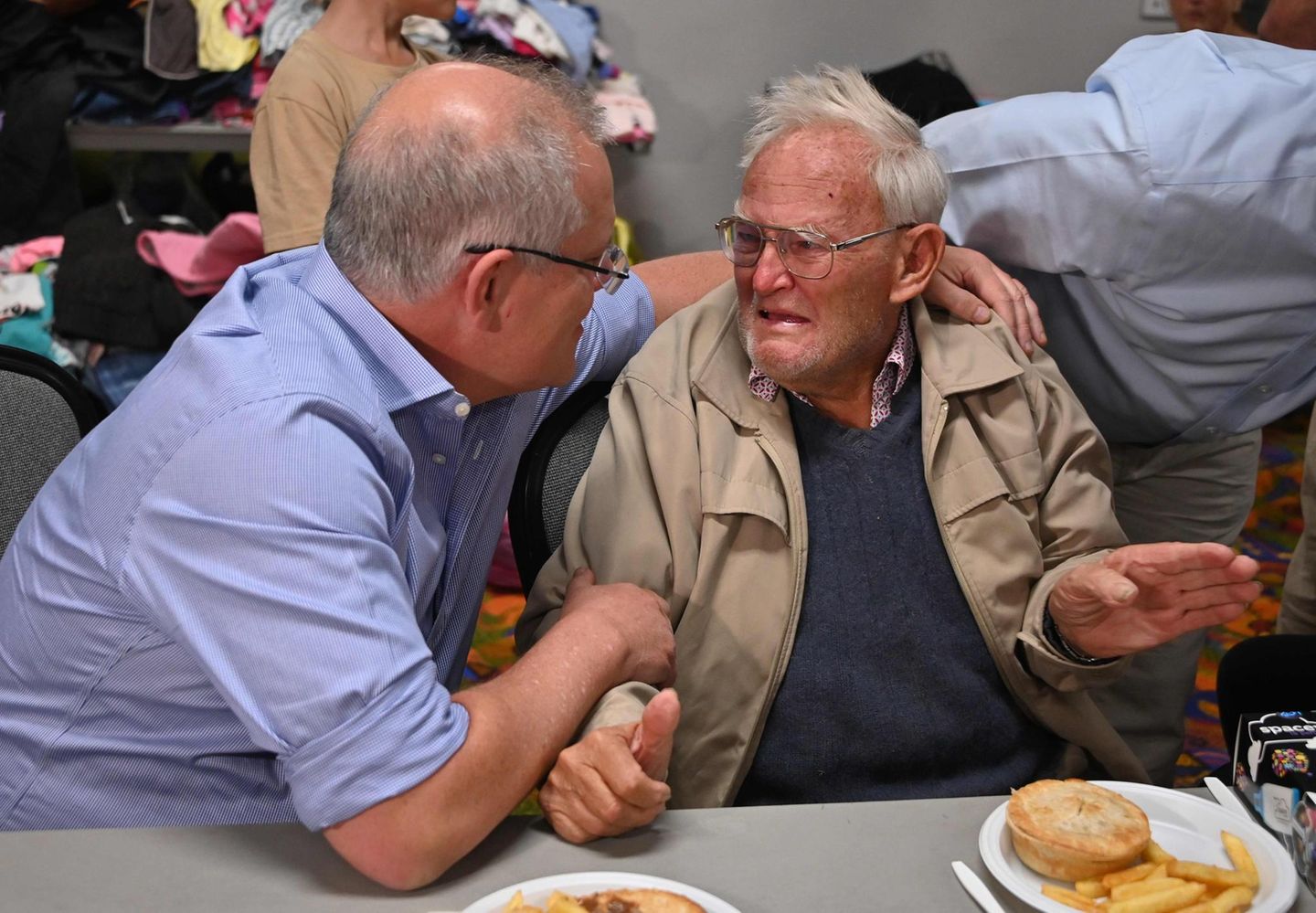 Trost vom höchsten Mann im Staat: Premierminister Scott Morrison (l.) umarmt in einem Evakuierungszentrum in Taree den 85 Jahre alten Owen Whalan, der wegen der Brände sein Zuhause verlassen musste