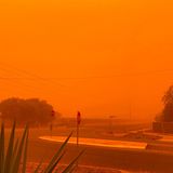 Staubstürme, die durch die Brände verursacht wurden, färben den Himmel in Mildura, im Bundesstaat Victoria, leuchtend Orange