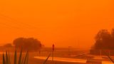 Staubstürme, die durch die Brände verursacht wurden, färben den Himmel in Mildura, im Bundesstaat Victoria, leuchtend Orange