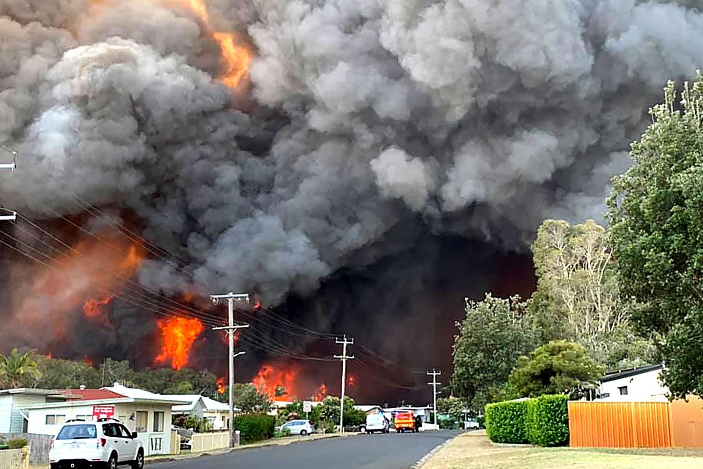 Ein außer Kontrolle geratenes Buschfeuer bedroht den Ort Harrington, gut 330 Kilometer nordöstlich von Sydney