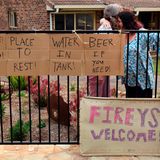 Teresa de Ruyter (l.) und Michelle Wilson aus dem Ort Nana Glen, rund 600 Kilometer nördlich von Sydney, bieten den Einsatzkräften einen bequemeren Platz zum Ausruhen. Inklusive einer Dusche, Kaffee, Tee oder sogar Bier "wenn ihr es braucht".