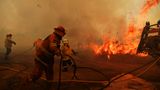 Für die Feuerwehrleute ist der Einsatz oft lebensgefährlich. Starke Winde treiben die Flammen teilweise rasend schnell voran.