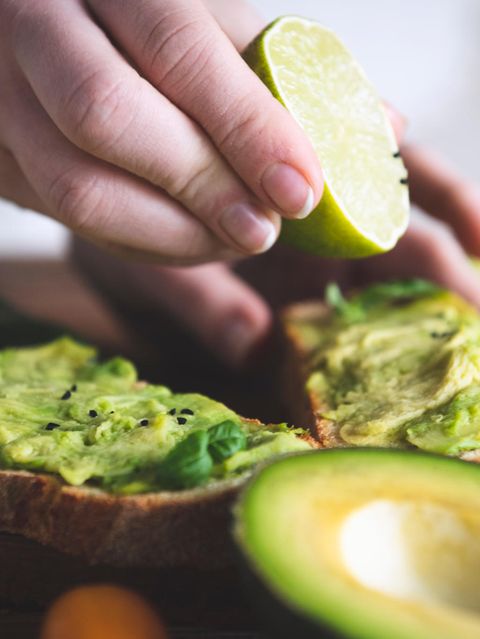 Avocado  Seit Jahren ist die Avocado auf einem Siegeszug in Küchen und auf Büffets. Sie hat wertvolle Nährstoffe wie Vitamine E und K und einfach ungesättigte Öle. In den Anbauländern Mexiko, Israel und Südafrika führt der Anbau der Frucht jedoch zu Umweltproblemen - die Avocadoplantagen brauchen immer mehr Fläche. Lesen Sie mehr dazu hier. Wer nicht auf die Avocado beim Brunch verzichten möchte, sollte dann zumindest darauf achten, Fairtrade-Avocados zu kaufen.
