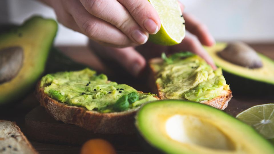 Avocado  Seit Jahren ist die Avocado auf einem Siegeszug in Küchen und auf Büffets. Sie hat wertvolle Nährstoffe wie Vitamine E und K und einfach ungesättigte Öle. In den Anbauländern Mexiko, Israel und Südafrika führt der Anbau der Frucht jedoch zu Umweltproblemen - die Avocadoplantagen brauchen immer mehr Fläche. Lesen Sie mehr dazu hier. Wer nicht auf die Avocado beim Brunch verzichten möchte, sollte dann zumindest darauf achten, Fairtrade-Avocados zu kaufen.