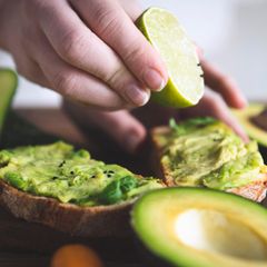 Avocado  Seit Jahren ist die Avocado auf einem Siegeszug in Küchen und auf Büffets. Sie hat wertvolle Nährstoffe wie Vitamine E und K und einfach ungesättigte Öle. In den Anbauländern Mexiko, Israel und Südafrika führt der Anbau der Frucht jedoch zu Umweltproblemen - die Avocadoplantagen brauchen immer mehr Fläche. Lesen Sie mehr dazu hier. Wer nicht auf die Avocado beim Brunch verzichten möchte, sollte dann zumindest darauf achten, Fairtrade-Avocados zu kaufen.