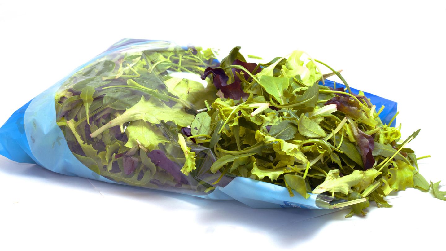Abgepackter Salat  Schätzungsweise 40 Prozent des jährlich gekauften Tütensalats landet im Müll, weil sie sich einfach nicht lange halten. Der Lebensmittelexperte Tim Lang sagt dazu: "Abgepackter Salat ist das am meisten weggeworfene Lebensmittel und wird zu dieser Jahreszeit in den Niederlanden unter LED-Lichtern angebaut - es ist sinnlos."