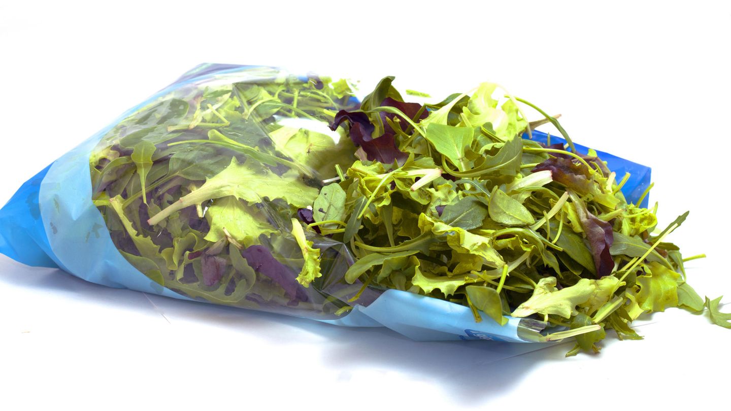 Schlechtes Gewissen: Abgepackter Salat Schätzungsweise 40 Prozent des jährlich gekauften Tütensalats landet im Müll, weil sie sich einfach nicht lange halten. Der Lebensmittelexperte Tim Lang sagt dazu: "Abgepackter Salat ist das am meisten weggeworfene Lebensmittel und wird zu dieser Jahreszeit in den Niederlanden unter LED-Lichtern angebaut – es ist sinnlos." Abgepackter Salat Schätzungsweise 40 Prozent des jährlich gekauften Tütensalats landet im Müll, weil sie sich einfach nicht lange halten. Der Lebensmittelexperte Tim Lang sagt dazu: "Abgepackter Salat ist das am meisten weggeworfene Lebensmittel und wird zu dieser Jahreszeit in den Niederlanden unter LED-Lichtern angebaut – es ist sinnlos."