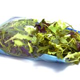 Abgepackter Salat in Plastik