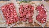 Rindfleisch  Die Fakten sind klar: Rinderhaltung und die verbundene Milchindustrie trägt einen Großteil zum CO2-Ausstoß bei. Aber es gibt Unterschiede: Rinder, die auf Weiden grasen, sind weniger schädlich für die Umwelt. Mehr noch: Dauerweiden binden sogar Kohlenstoff.