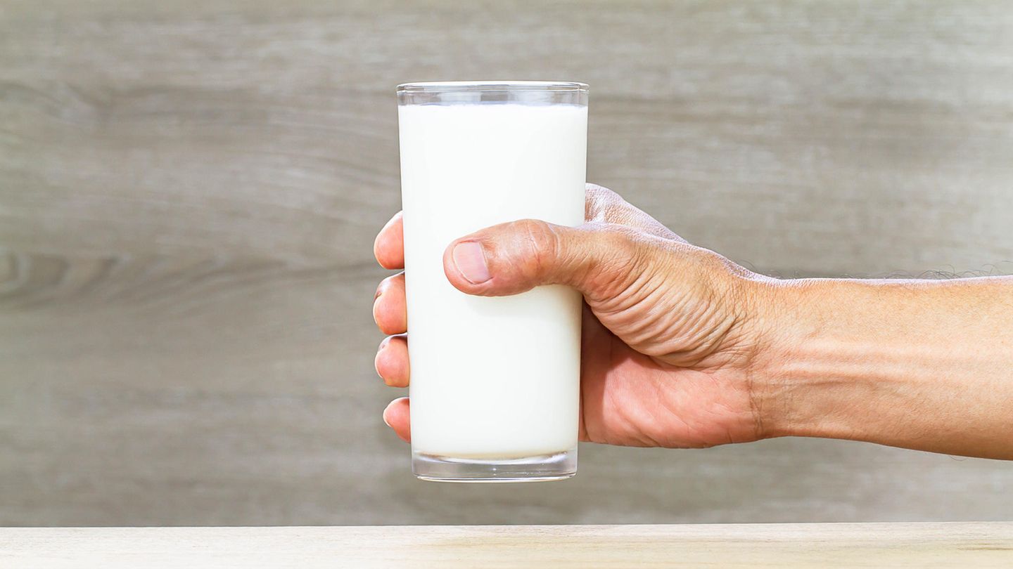 Milchglas in einer Hand