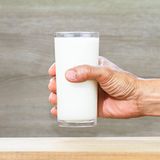 Milchglas in einer Hand