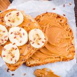 Mandelbutter mit Banane auf Brot