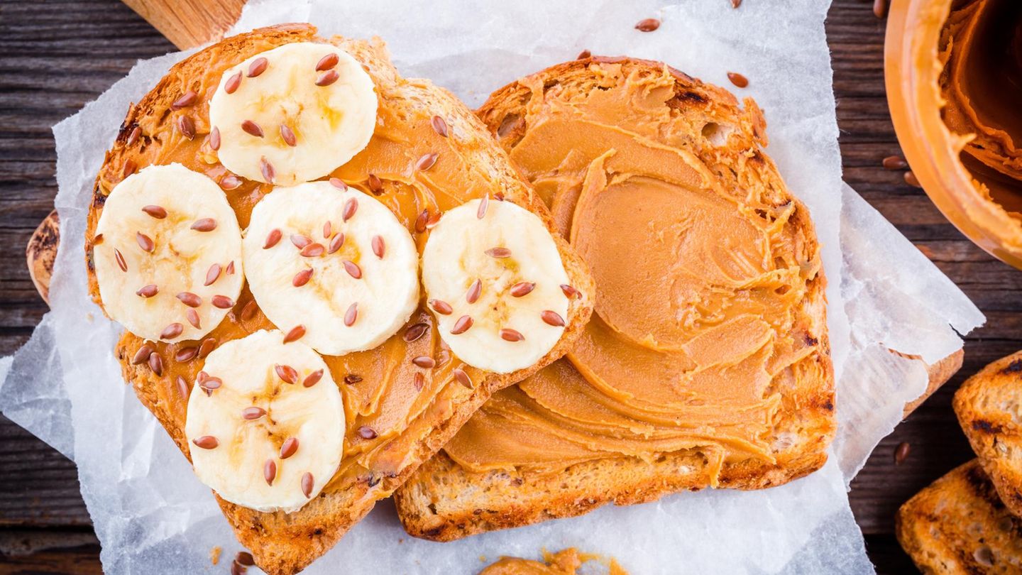 Mandelbutter mit Banane auf Brot