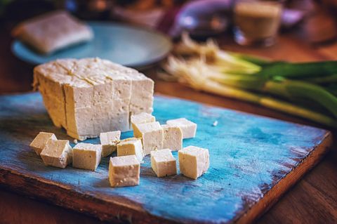 Soja  Sojaprodukte wie Tofu oder Sojamilch stellen primär keine Probleme dar, dafür aber der Soja, der für die Tiernahrung angebaut wird. Der befeuert zunehmend die Entwaldung in Brasilien und Argentinien. "Es ist fast unmöglich zu wissen, ob das, was Sie kaufen, mit Soja gefüttert wurde", sagt Lang. Sein Expertentipp: So biologisch und lokal wie möglich einkaufen.