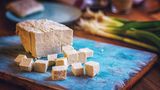 Soja  Sojaprodukte wie Tofu oder Sojamilch stellen primär keine Probleme dar, dafür aber der Soja, der für die Tiernahrung angebaut wird. Der befeuert zunehmend die Entwaldung in Brasilien und Argentinien. "Es ist fast unmöglich zu wissen, ob das, was Sie kaufen, mit Soja gefüttert wurde", sagt Lang. Sein Expertentipp: So biologisch und lokal wie möglich einkaufen.
