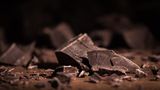 Schokolade  Schokolade hat vor allem ein Problem mit der Rückverfolgbarkeit: Die meisten Hersteller kennen das Ende der Lieferkette nicht, also wie es den Bauern auf den Farmen geht. Dort sind die Arbeitsbedingungen meist katastrophal. Verbotene Kinderarbeit und illegale Entwaldung kann bei der Schokoladenproduktion also nicht ausgeschlossen werden. Lesen Sie mehr dazu hier. Der größte Teil des Kakaos stammt von Kleinbauern von der Elfenbeinküste und aus Ghana. Die Bauern verdienen im Kakao-Business im Schnitt nur ein Drittel ihres Lebensunterhalts.