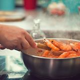 Garnelen in einem Topf auf dem Herd