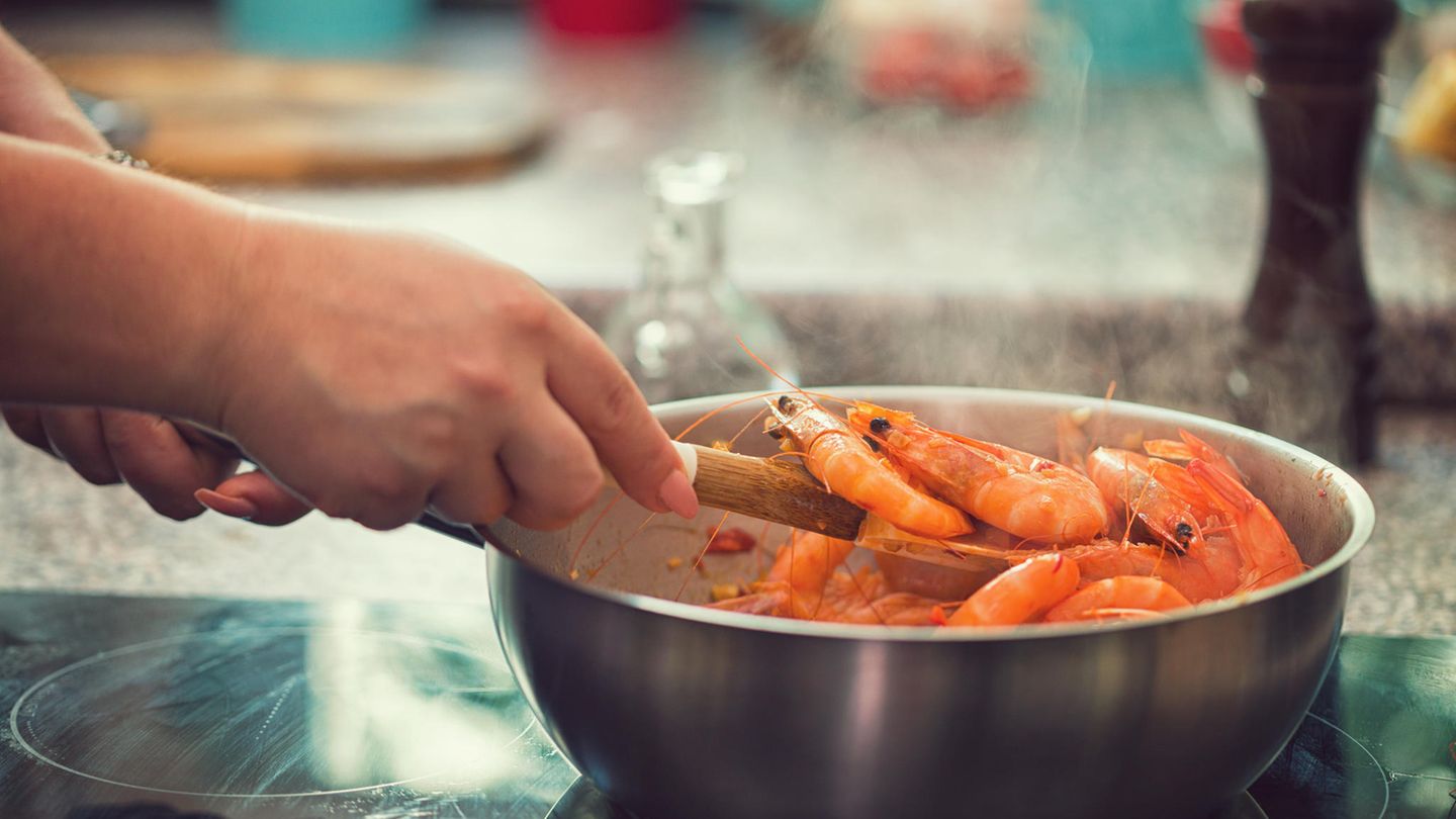 Garnelen in einem Topf auf dem Herd