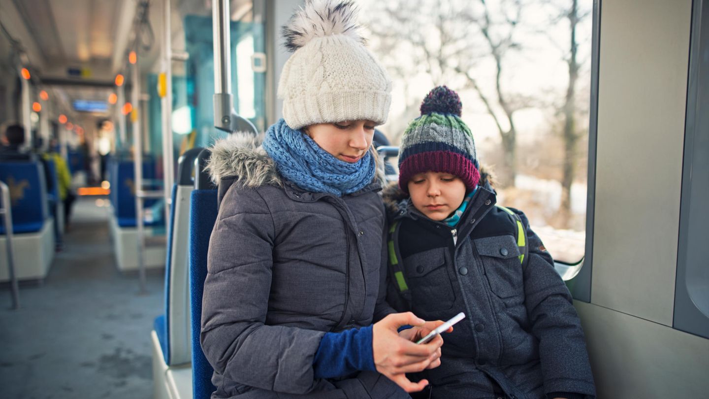 Zwei Kinder im Bus