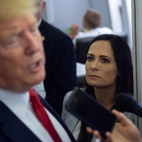 Pressesprecherin Stephanie Grisham mit Donald Trump