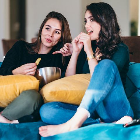 WHO über Bewegung bei Jugendlichen: Zwei junge Frauen sitzen auf einer Couch