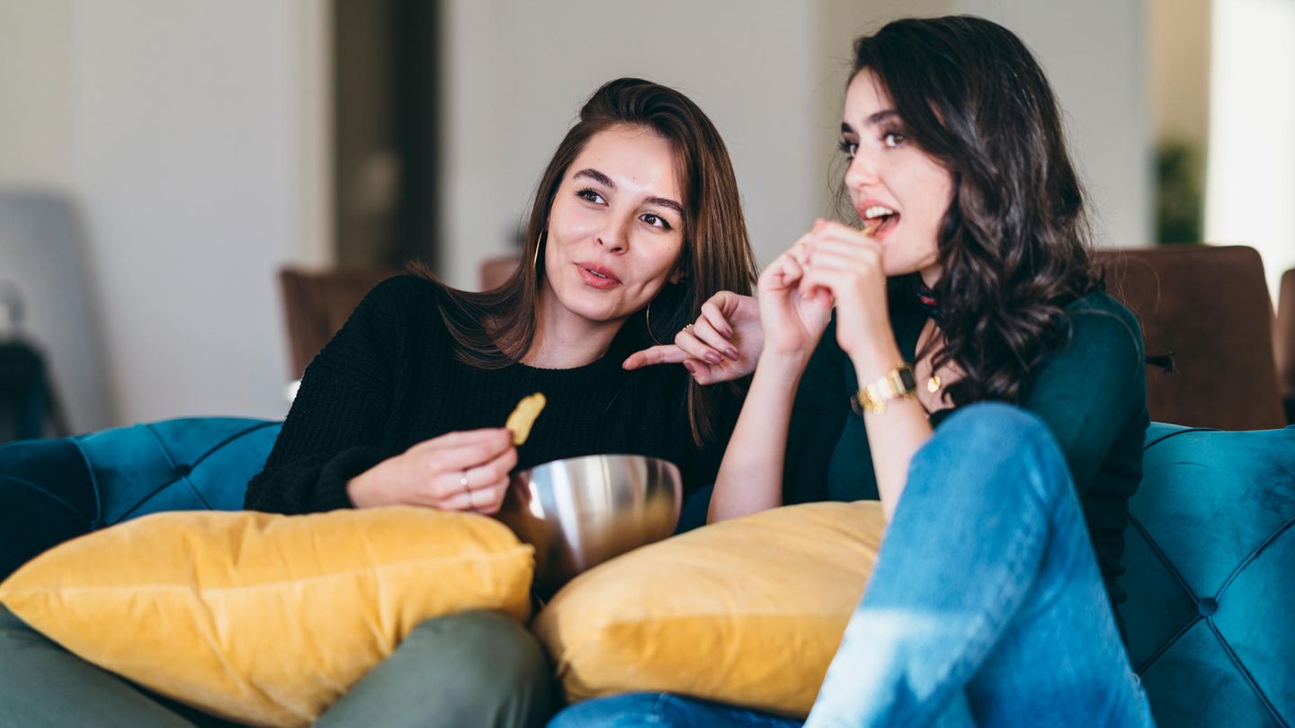 WHO über Bewegung bei Jugendlichen: Zwei junge Frauen sitzen auf einer Couch