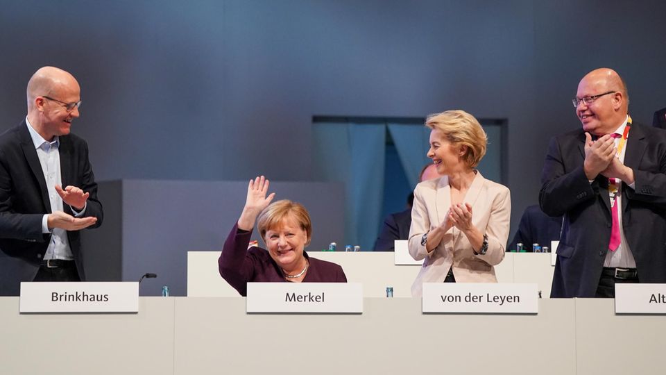 CDU-Parteitag applaudiert Merkel stehend zum Jubiläum CDU-Parteitag applaudiert Merkel stehend zum Jubiläum